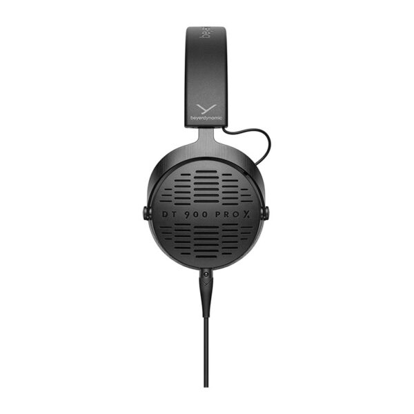 "نمای نزدیک هدفون Beyerdynamic DT 900 Pro X با طراحی باز برای میکس حرفه‌ای"